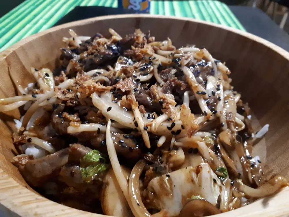 Un Sauté de Boeuf Aux Champignons Et Pousse de Soja